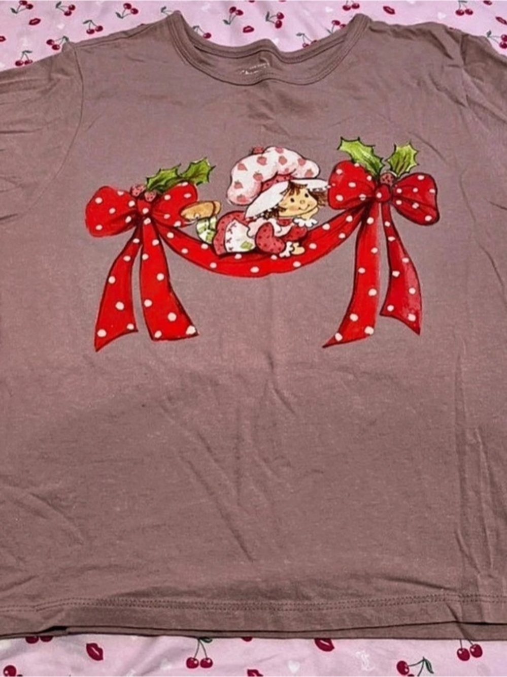 Mauve Strawberry Shortcake Christmas Holiday Graphic T-Shirt Size M